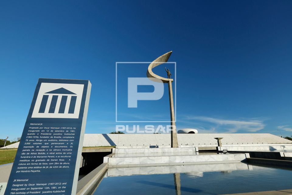 Memorial Juscelino Kubitschek - projeto de Oscar Niemeyer - escultura criada por Honório Peçanha em 1985