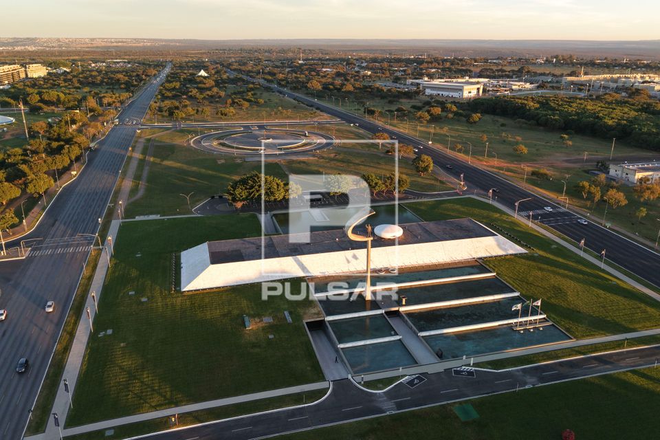 Vista de drone do Memorial Juscelino Kubitschek - projeto de Oscar Niemeyer -  escultura criada por Honório P