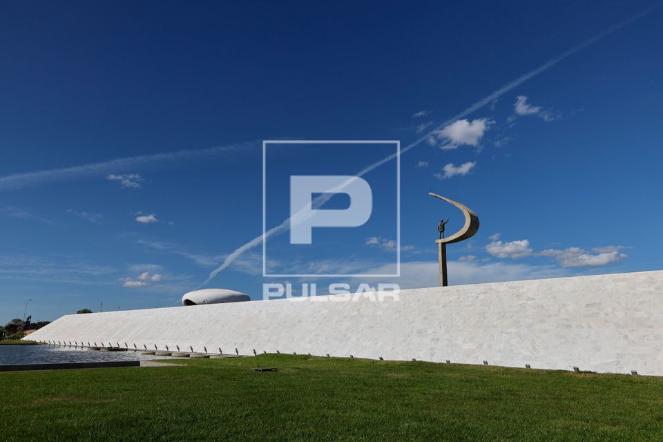 Memorial Juscelino Kubitschek - projeto de Oscar Niemeyer - ao fundo escultura criada por Honório Peçanha em