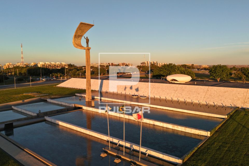 Vista de drone do Memorial Juscelino Kubitschek - projeto de Oscar Niemeyer -  escultura criada por Honório P