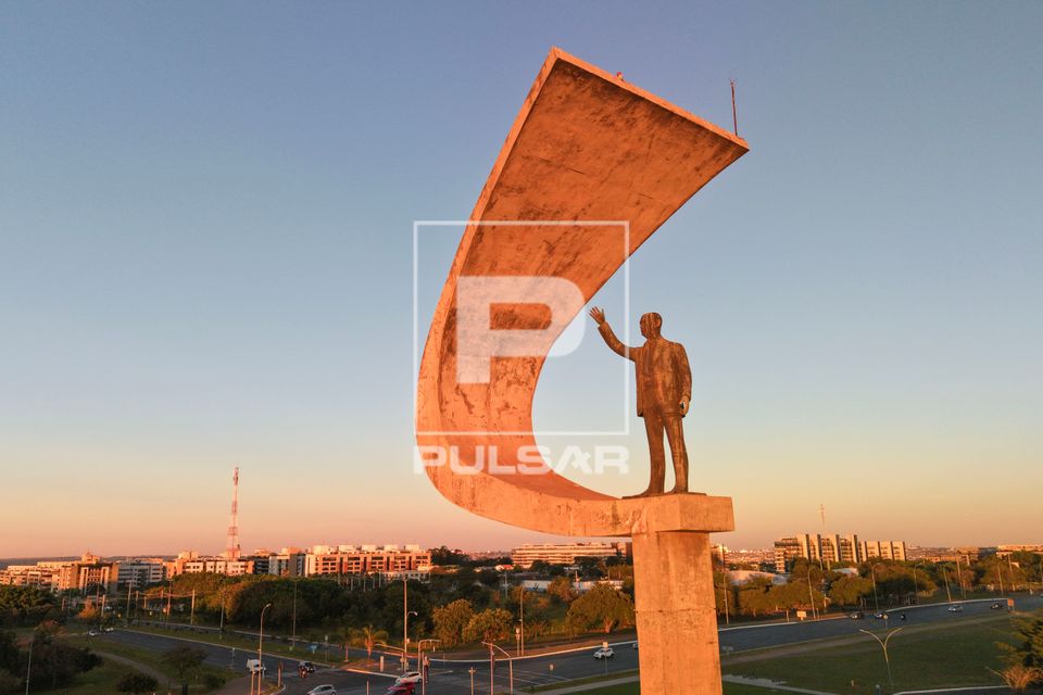 Vista de drone da escultura criada por Honório Peçanha no Memorial Juscelino Kubitschek - projeto de Oscar N