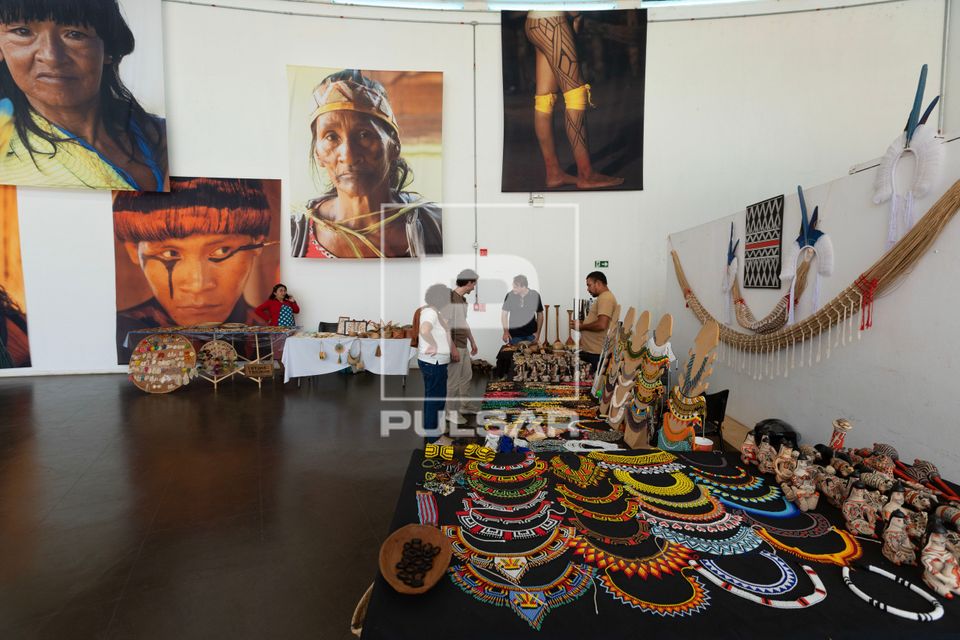 Artesanato à venda no Memorial dos Povos Indígenas - dedicado à cultura à memória e à diversidade dos po