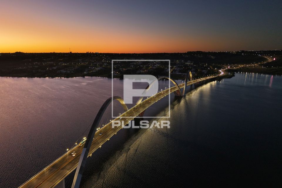 Vista de drone da Ponte Juscelino Kubitschek sobre o Lago Paranoá - projeto de Alexandre Chan 