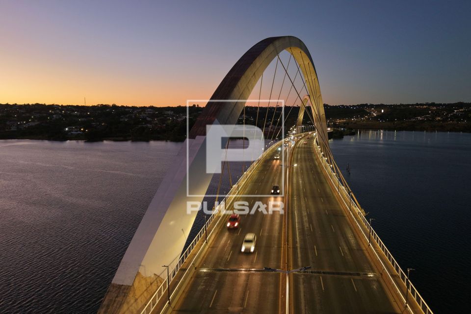 Vista de drone da Ponte Juscelino Kubitschek sobre o Lago Paranoá - projeto de Alexandre Chan 