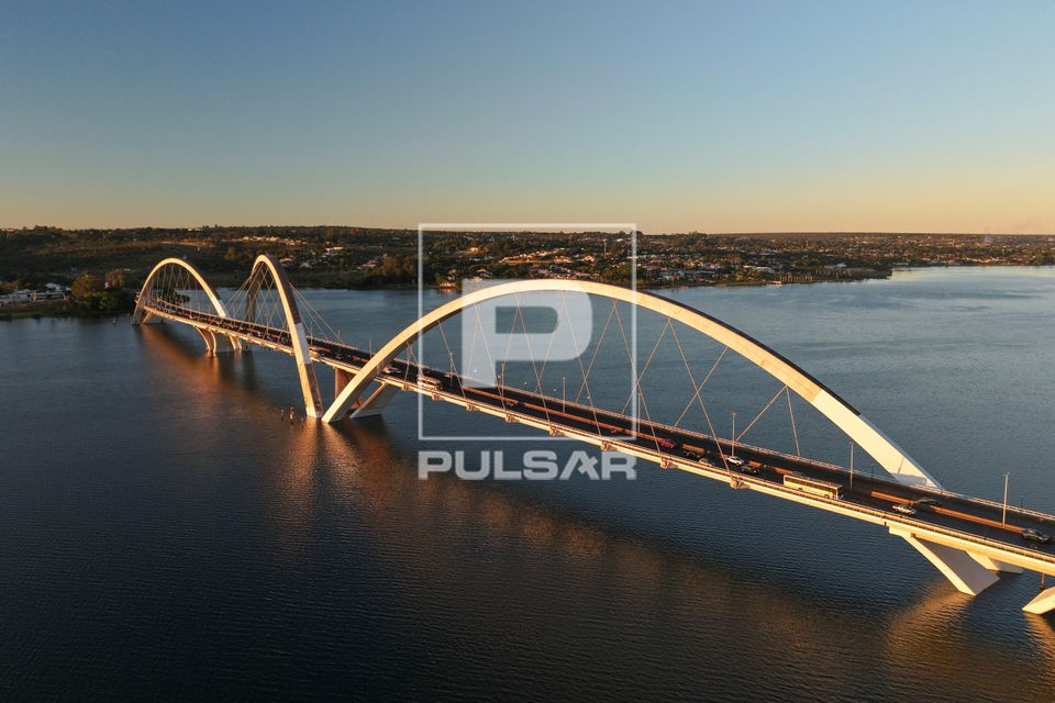 Vista de drone da Ponte Juscelino Kubitschek sobre o Lago Paranoá - projeto de Alexandre Chan 