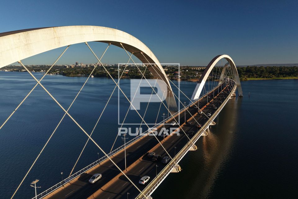 Vista de drone da Ponte Juscelino Kubitschek sobre o Lago Paranoá - projeto de Alexandre Chan 