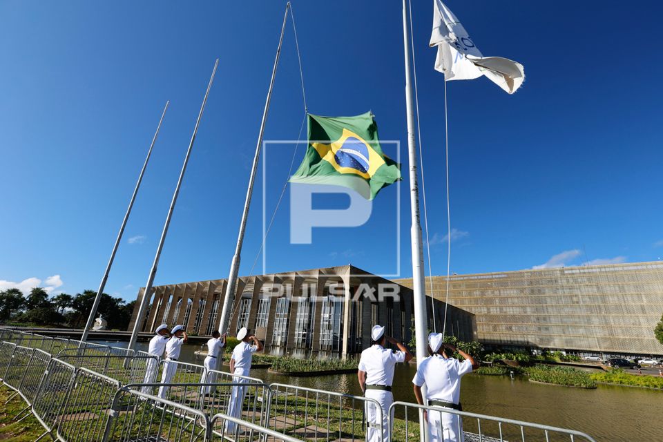 Militares realizam hasteamento da bandeira nacional em frente ao Palácio Itamaraty ou Palácio dos Arcos - se
