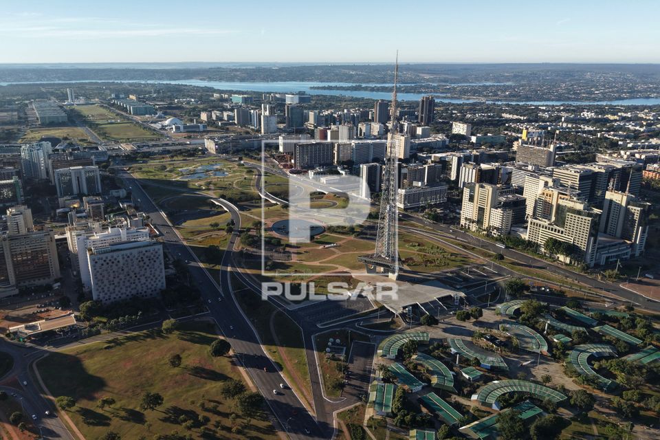 Vista de drone da Torre de TV - projeto de Lucio Costa e jardim projetado por Burle Marx - Eixo Monumental
