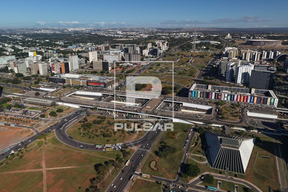 Vista de drone da Rodoviária de Brasília e jardim projetado por Burle Marx - Eixo Monumental
