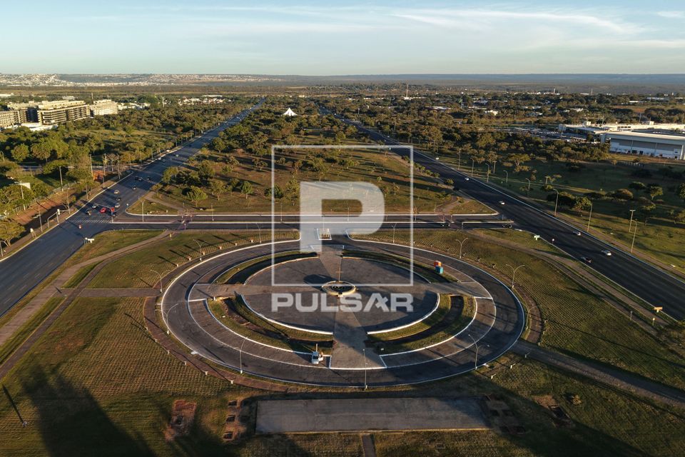 Vista de drone da Praça do Cruzeiro no Eixo Monumental - marco simbólico da fundação de Brasília associad