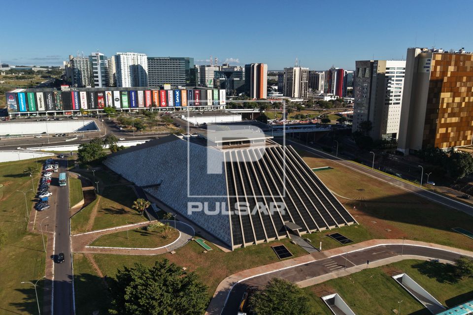 Vista de drone do Teatro Nacional Claudio Santoro - projeto de Oscar Niemeyer - painel formado de blocos de co