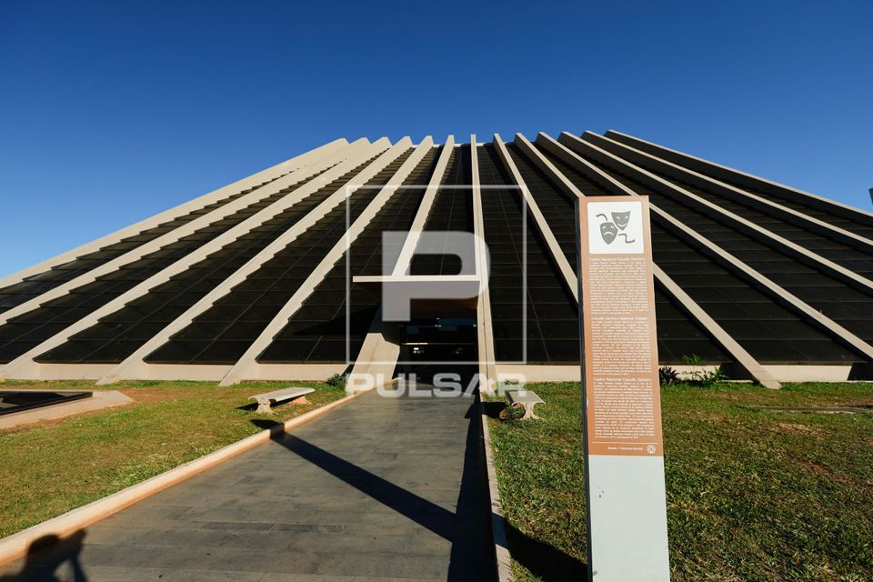 Teatro Nacional Claudio Santoro - projeto de Oscar Niemeyer com colaboração do pintor e cenógrafo Aldo Calv