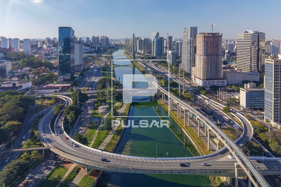 Vista de drone da Ponte Nova do Morumbi no primeiro plano e Ponte Morumbi sobre o Rio Pinheiros - ao fundo Pon