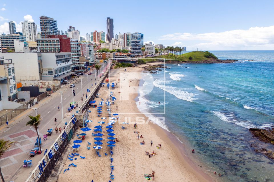 Vista de drone da Praia do Farol da Barra - bairro da Barra