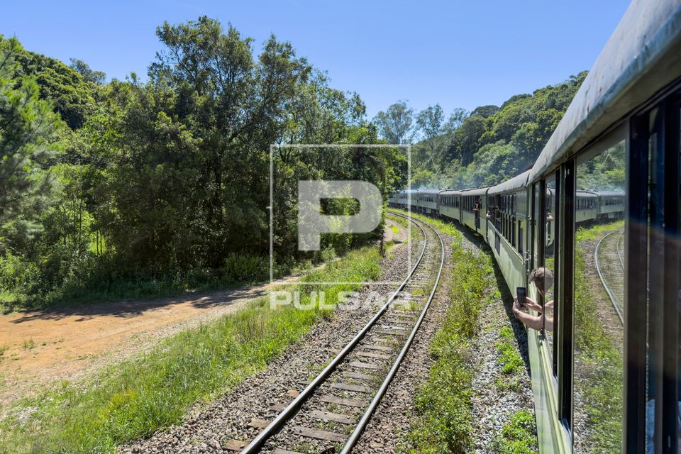 Trem turístico litorina percorrendo a ferrovia Curitiba / Morretes