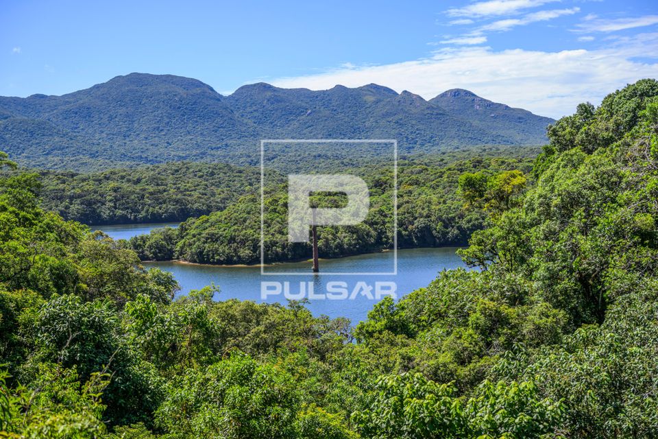 Represa Piraquara com chaminé da extinta Casa da Bomba demolida após a construção da Barragem Caiguava ou 