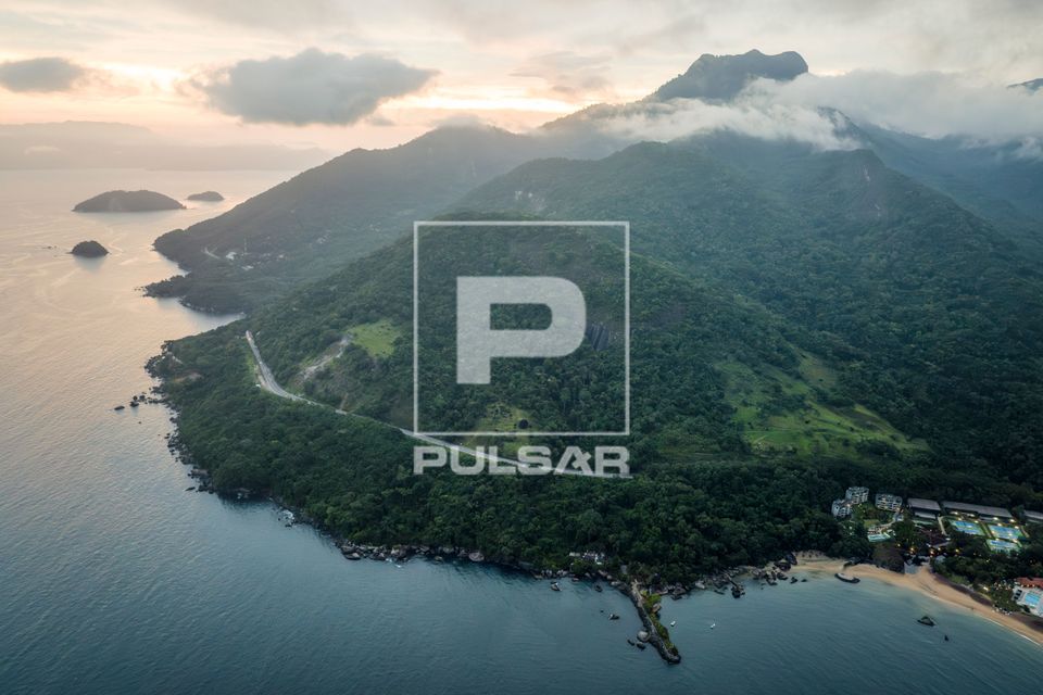 Vista de drone da BR-101 Rodovia Rio-Santos no entardecer - Costa Verde