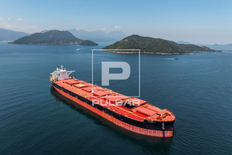 Vista de drone de navio de carga transportando minério de ferro