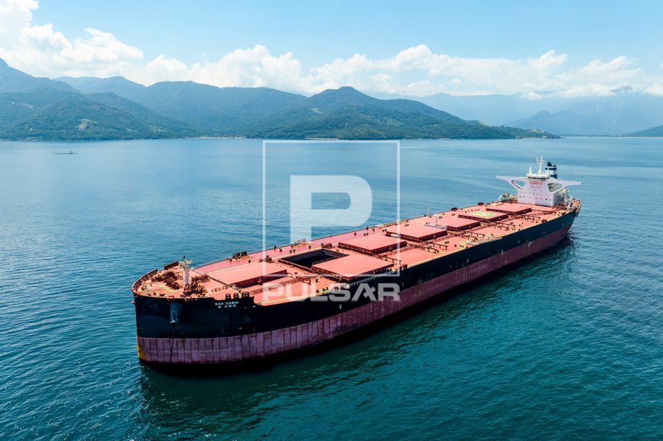 Vista de drone de navio de carga transportando minério de ferro