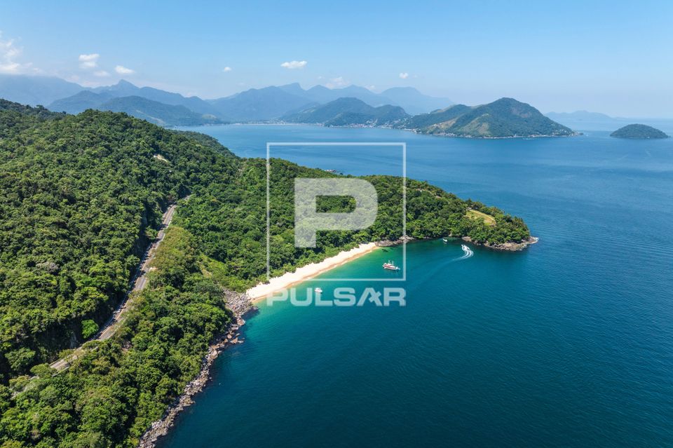 Vista de drone da BR-101 Rodovia Rio-Santos e Praia da Paciência - Costa Verde