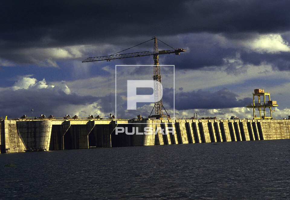 Construção do barramento da Usina Hidrelétrica de Balbina