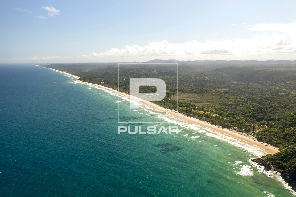 Vista de drone da Praia de Itacarezinho - APA da Costa de Itacaré-Serra Grande