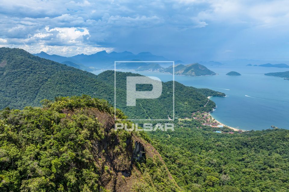 Vista de drone da Serra do Mar e Praia Grande ao fundo - Costa Verde