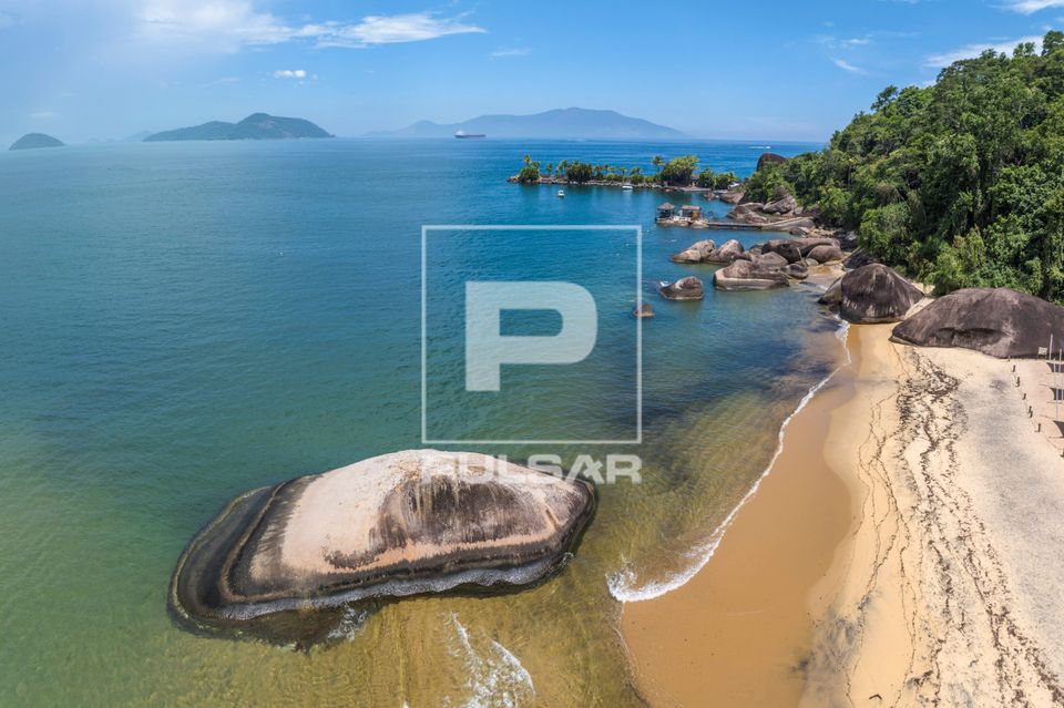 Vista de drone da Praia Grande - litoral fluminense - Costa Verde