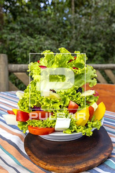 Prato de salada com alface - tomate e frutas