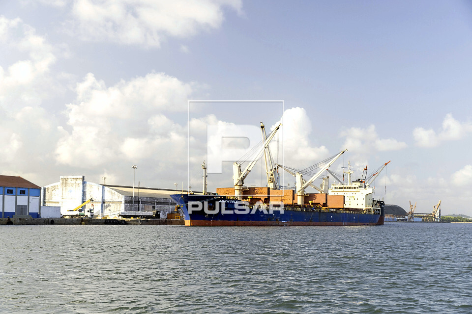 Navio atracado no Porto de Recife na margem do rio Capiberibe - bairro Recife