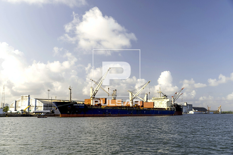 Navio atracado no Porto de Recife na margem do rio Capiberibe - bairro Recife