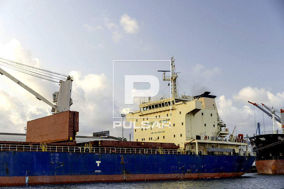 Navio atracado no Porto de Recife na margem do rio Capiberibe - bairro Recife
