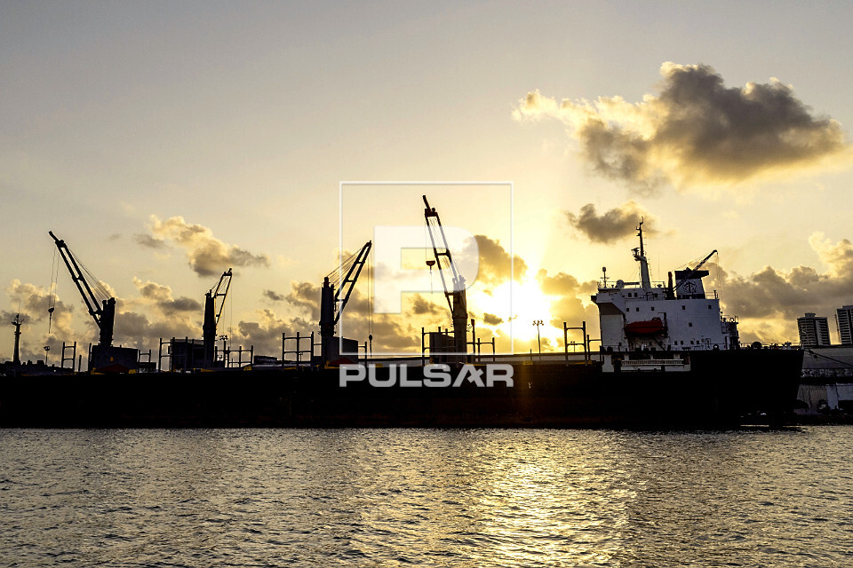Navio atracado no Porto de Recife na margem do Rio Capiberibe ao entardecer - bairro Recife