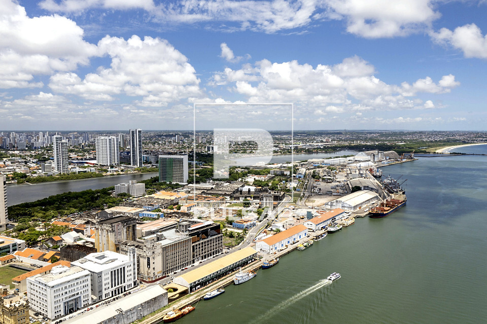 Vista de drone do porto de Recife na margem do rio Capiberibe