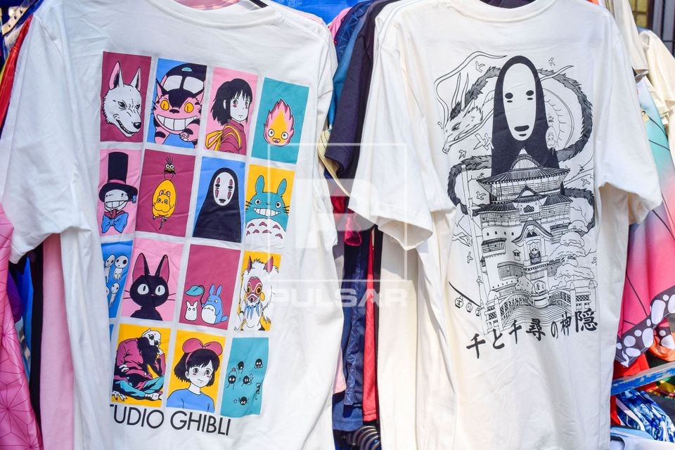 Comércio de camisetas com temas japoneses à venda no Bairro da Liberdade