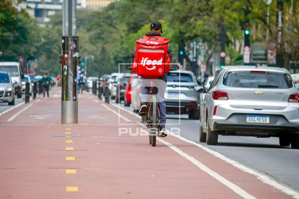Ciclista entregador de comida por aplicativo na ciclovia da Avenida Paulista
