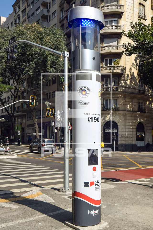 Totem de segurança pública com botão de emergência - microfone - alto-falantes e câmeras na região da Pr