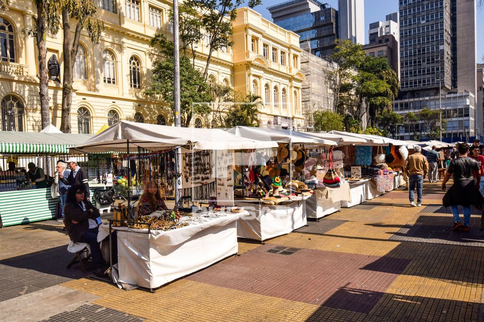 Bancas na feira de artesanato realizada aos domingos na Praça da República - centro da cidade