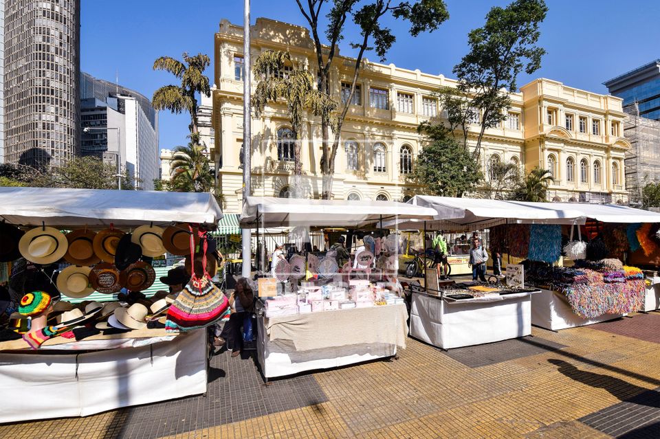 Bancas na feira de artesanato realizada aos domingos na Praça da República - centro da cidade