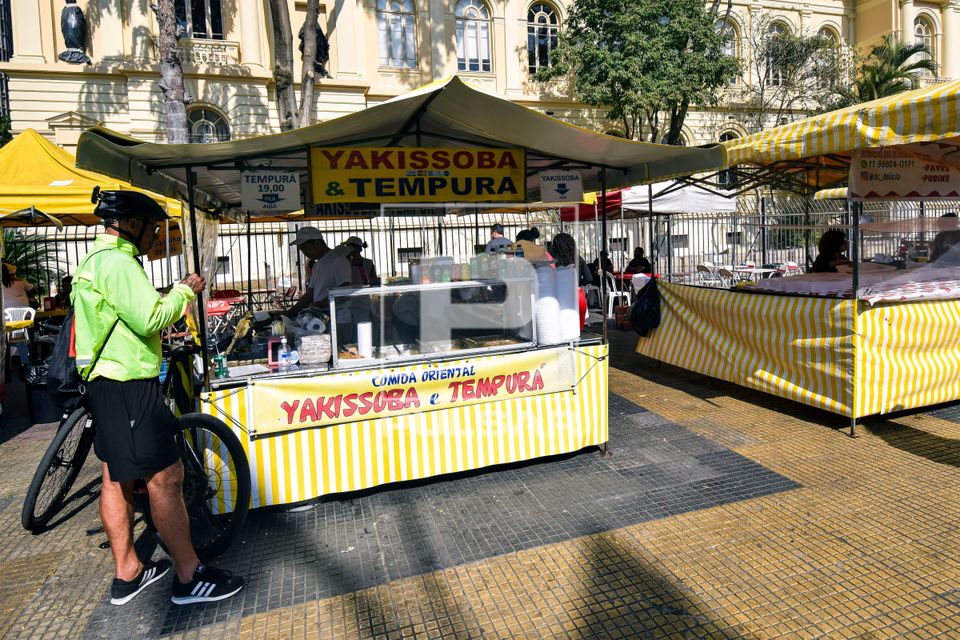 Banca de yakissoba e tempurá na feira de artesanato realizada aos domingos na Praça da República - centro d