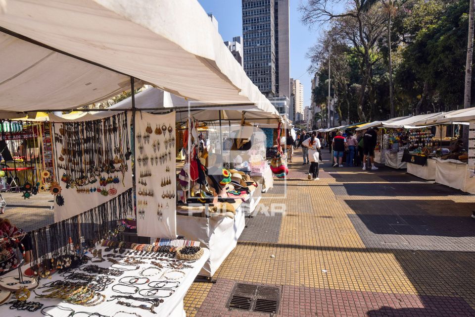 Bancas na feira de artesanato realizada aos domingos na Praça da República - centro da cidade