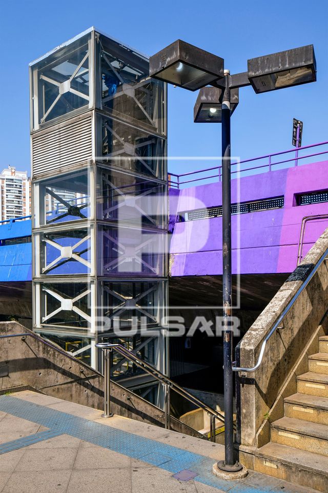 Elevador para idosos e deficientes da Estação do Metrô Sumaré Linha 2 Verde - Avenida Doutor Arnaldo
