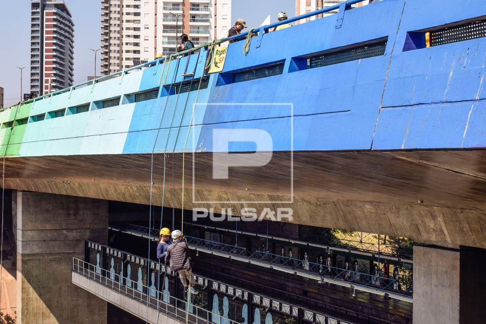 Prática de rapel no viaduto sobre a Avenida Sumaré 