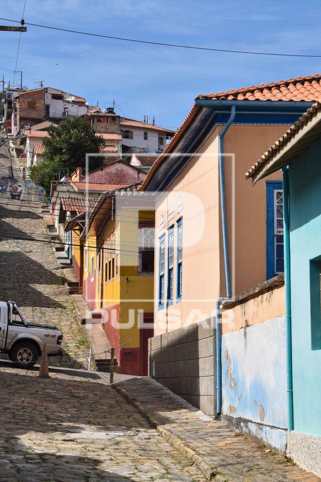 Moradias com fachada na calçada em rua íngreme no centro histórico