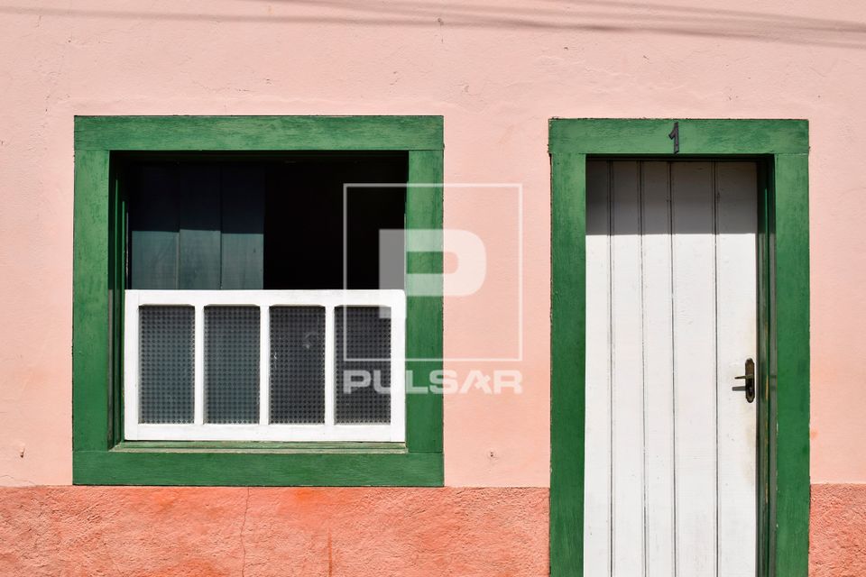 Moradias com fachada na calçada em rua íngreme no centro histórico