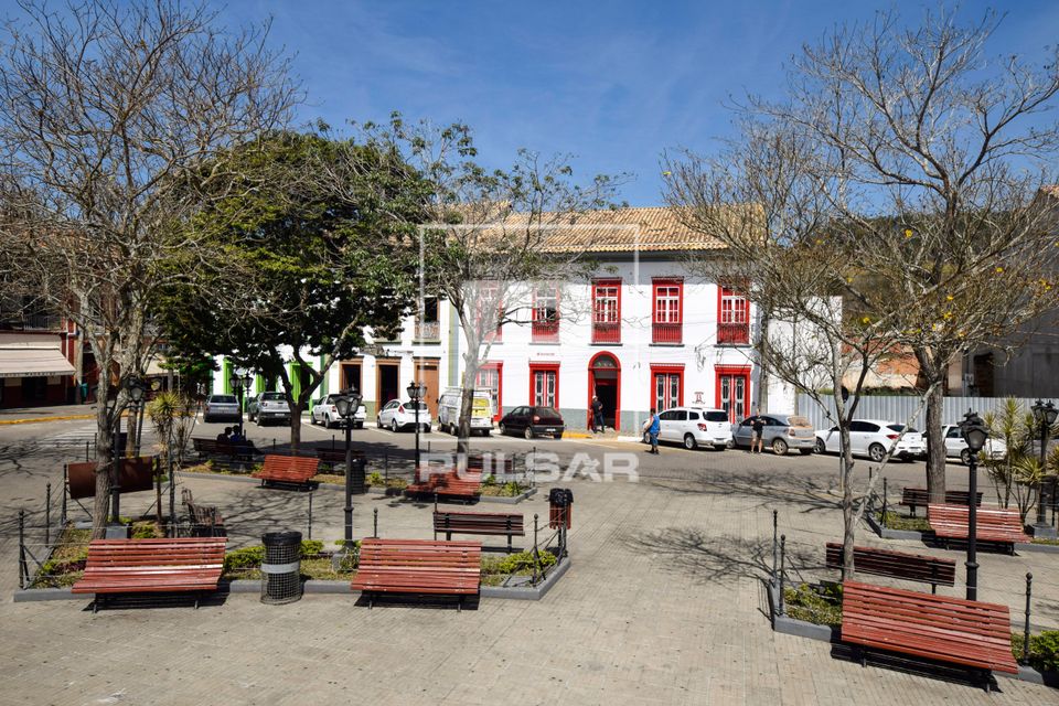 Casario colonial na Praça Oswaldo Cruz no centro histórico