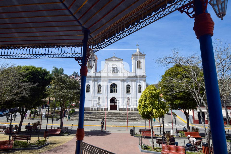 Igreja Matriz São Luiz de Toloza - vista a partir do coreto da Praça Oswaldo Cruz - centro histórico