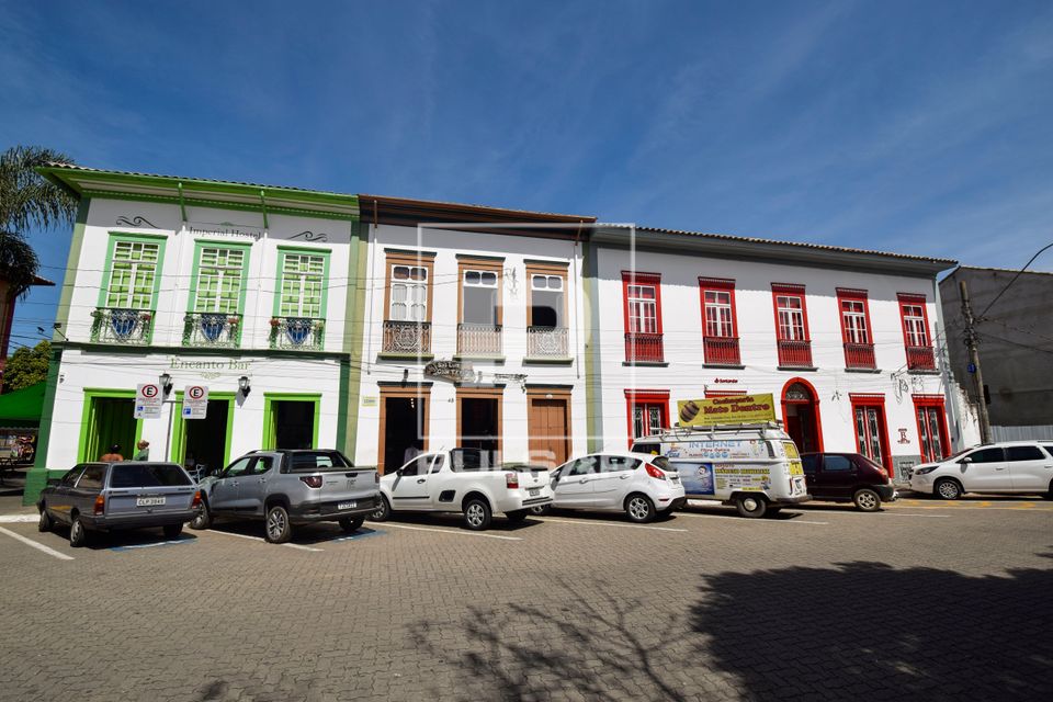 Comércio instalado em casario colonial na Praça Oswaldo Cruz no centro histórico