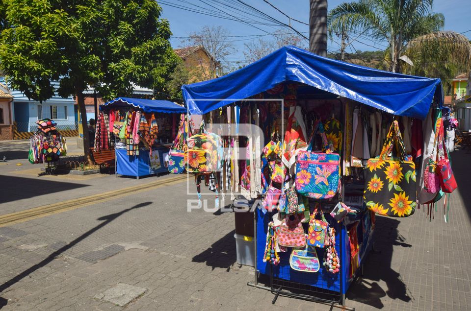 Feira de artesanato na Praça Euclides da Cunha no centro histórico 
