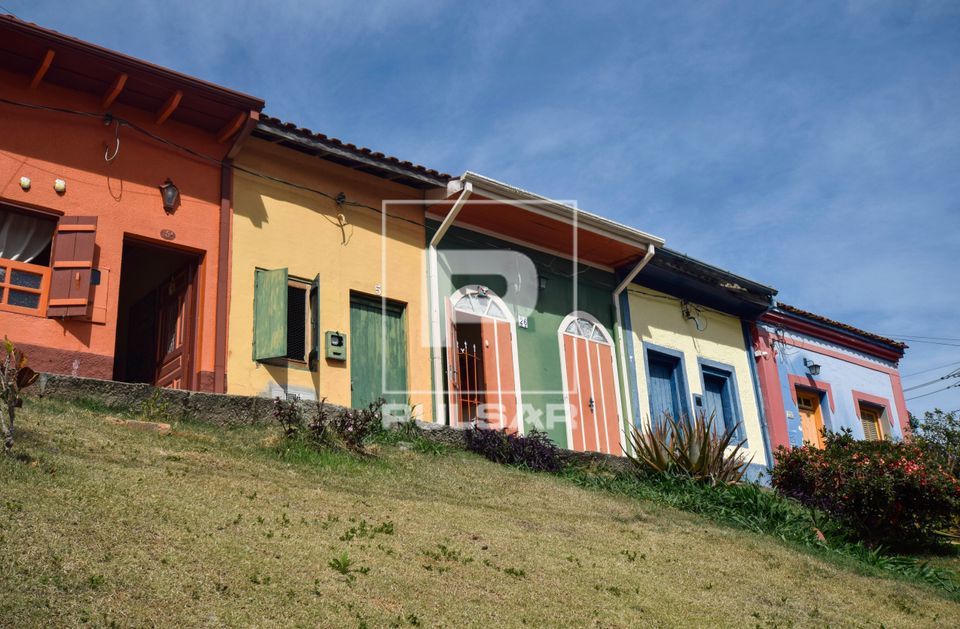 Moradias antigas geminadas e coloridas no centro histórico